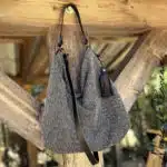Sac pendu à une poutre en bois