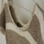 Pull manche courte sur un cintre