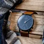 Montre sur une morceau de bois