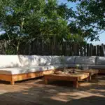 canapé d'extérieur sur terrasse ombragée