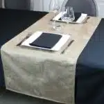 chemin de tables avec assiette et couverts
