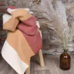 plaid coloré posé sur un tabouret