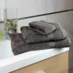 Trois serviettes couleur moka, posées sur un lavabo