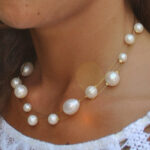Bijoux en perles, collier avec plusieurs perles blanches