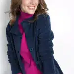 Veste polaire bleu marine sur un pull fushia