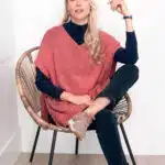 Cape large rose portée par une femme dans fauteuil en osier