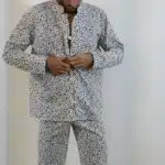 homme en pyjama à fleurs