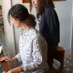 2 femmes de profil habillé avec un pyjama à fleurs