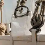 Sac à main en toile de voile posé sur le bord d'un bâteau