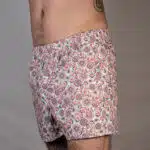 homme en caleçon à fleurs