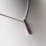 Pendentif avec pierres rouges