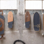 Planches de skates accrochées à un mur