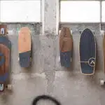 Planches de skates accrochées à un mur