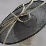 Chapeau aéré noir et beige, pour femme