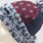 Bonnet à pompon en plusieurs matières
