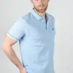 Homme avec polo manches courtes bleu clair