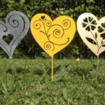 3 cœurs en fer, jaune dans pelouse