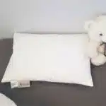 Couettes naturelles : Oreiller d'enfant avec un doudou blanc