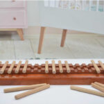 Jeu de batonnets en bois posé sur une table