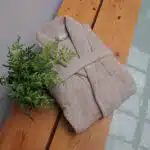 Peignoir plié sur ban en bois