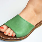 Sandales artisanales plates en cuir vert