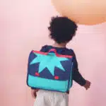 cartable fait en France, un cartable avec étoile bleu sur dos d'un garçon