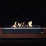 cheminée à l'éthanol, avec un feu allumé