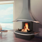 cheminée moderne à foyer ouvert dans un salon avec un feu allumé
