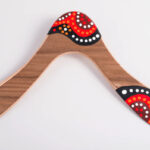 Boomerang en bois à 2 ailes, avec un peu de décoration rouge et noir