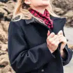 Cabas marine porté par une femme sur la plage