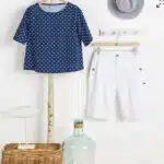 T-shirt bleu marine à pois blanc