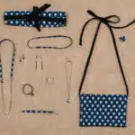 Ensemble de bijoux, ceinture, pochette assortis dans des ton bleus