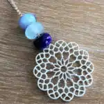 Pendentif ajouré avec 3 perles bleues