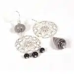 Boucles d'oreilles avec ajourées avec perles noires