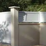 clôture blanche sur muret