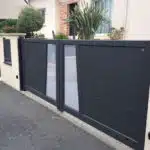 portail gris avec partie ajourée