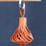 Pompon porte clés en cuir orange
