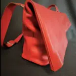 Sac besace en cuire rouge