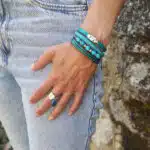 Bracelet à plusieurs tour de poignet dans les tons vert/bleu