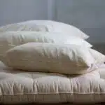 Matelas naturel en laine 3 oreillers sur un futon