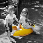 Moto a bascule en bois (jaune) avec 2 enfants