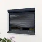 Volet roulant pvc anthracite sur façade claire