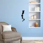 Décorations murales en métal sur un mur bleu