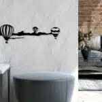 Décorations murales en métal sur un mur gris, une table basse, un canapé, un pouf