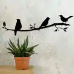 Décorations murales en métal avec un pot de fleur posé sur une table