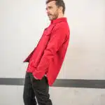 Sur chemise rouge