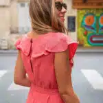 Vêtements en lin, Femme avec robe en lin corail dans une rue.