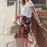 Vêtements en lin, Femme contre barrière avec une jupe en coton à motifs