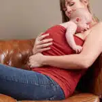 Mère avec bébé en peau à peau avec Bandeaux de naissance
