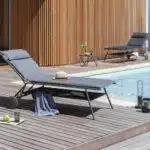 Bain de soleil au bord d'une piscine